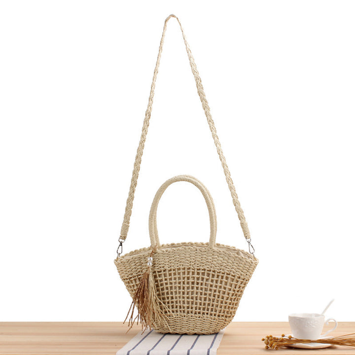 Handbag made of braided natural material with elegant tassel decoration Bowlift