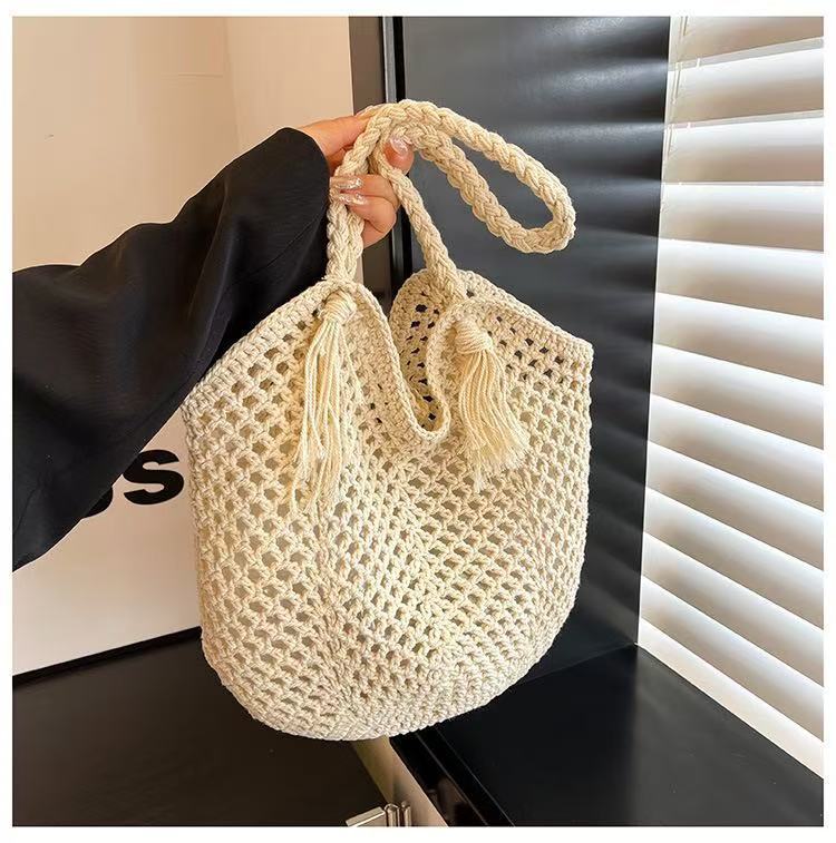 Handcrafted straw bag with tassels Bowlift