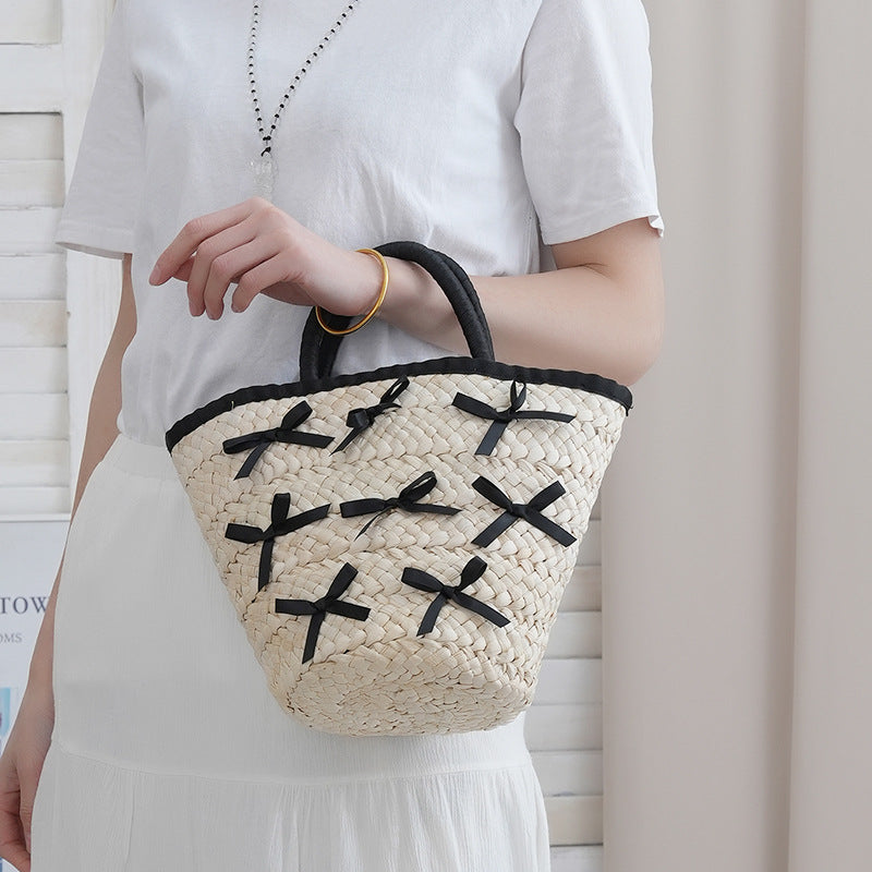 Basket bag with delicate bows and Bowlift lining