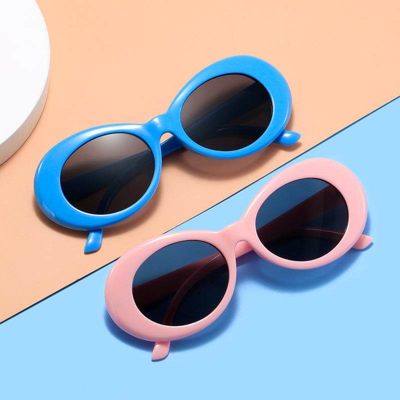 Ladies retro-inspired sunglasses with an elegant, oval frame Bowlift
