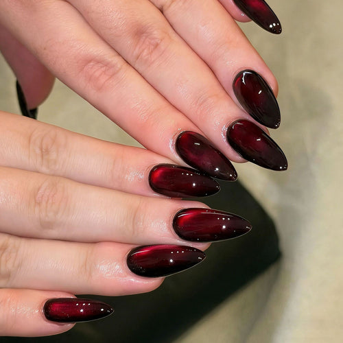 Artificial Nails in Elegant Design with Shimmering Finish Bowlift