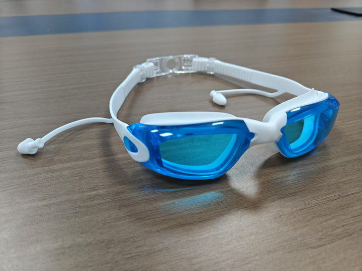 Swim goggles with UV protection and anti-fog Bowlift