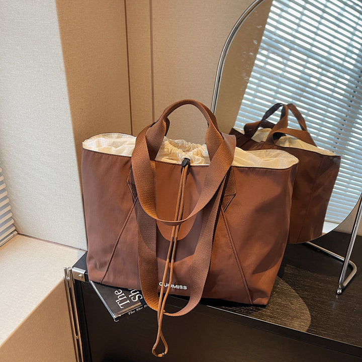 Sporty Travel Bag With Innovative Inner Pocket Bowlift