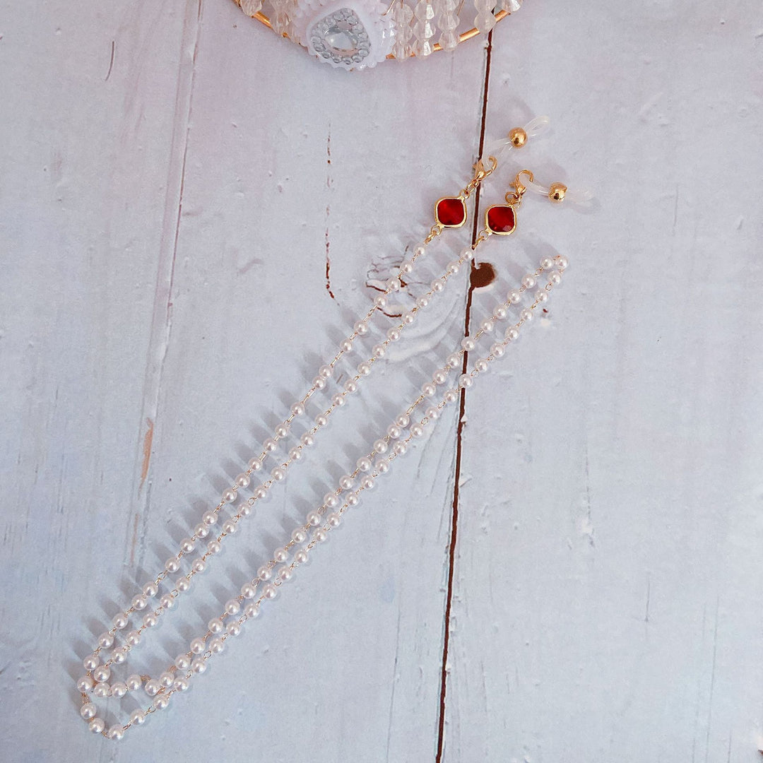 Elegant pearl necklace with golden accents Bowlift