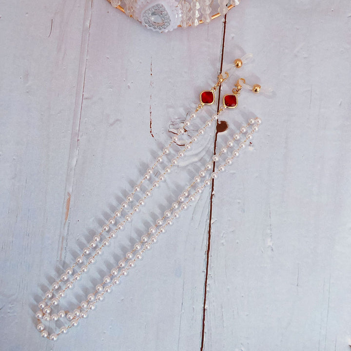 Elegant pearl necklace with golden accents Bowlift