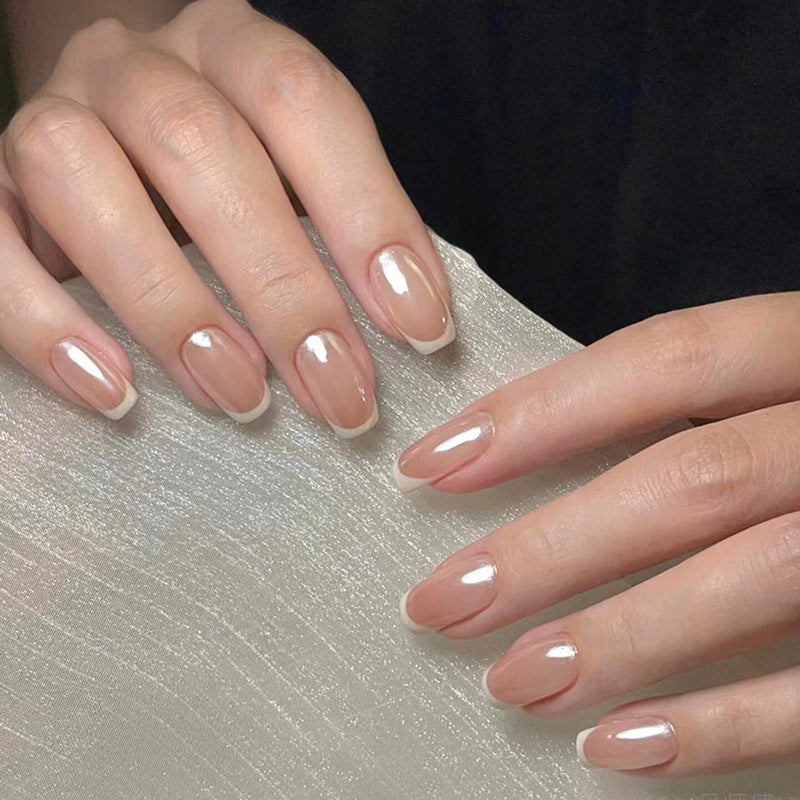 Elegant Artificial Nails with Classic French Manicure Design Bowlift
