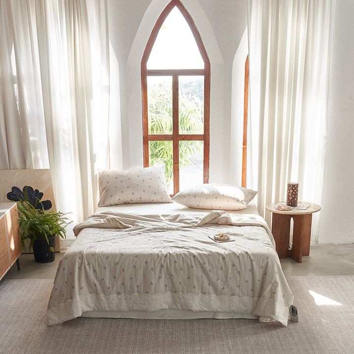 Ladies elegant bedspread with delicate floral pattern Bowlift