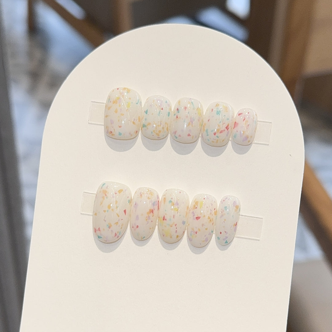 Artificial nails with cheerful sparkle design Bowlift