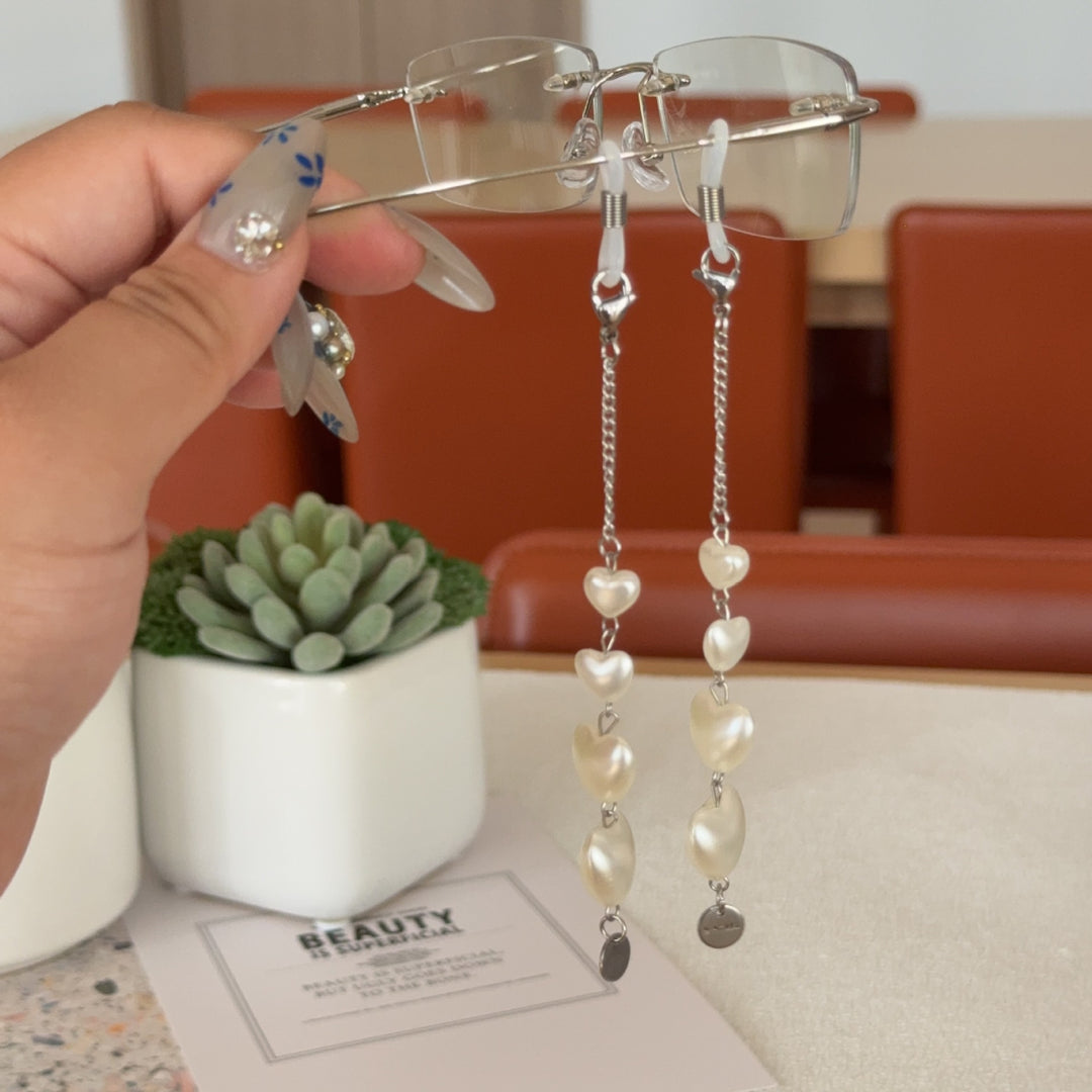 Heart-Shaped Pearl Accented Eyewear Chain Bowlift