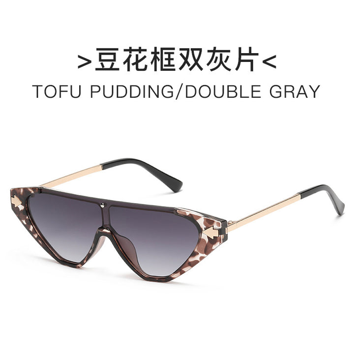 Women futuristic sunglasses with distinctive design Bowlift