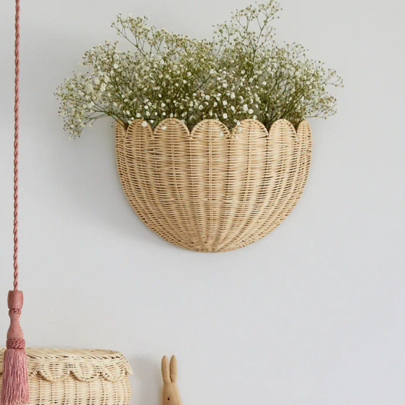 Wall basket in elegant shell design Bowlift