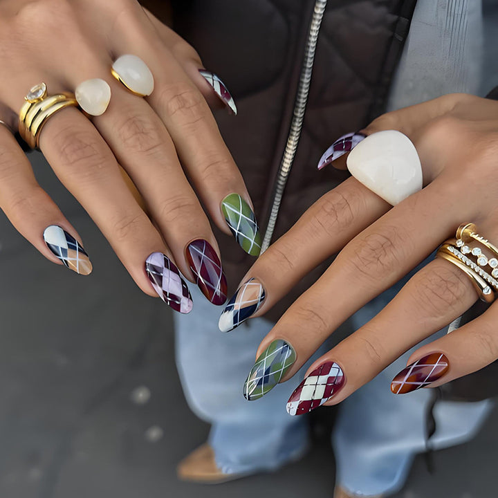 Artificial nails in elegant check pattern Bowlift