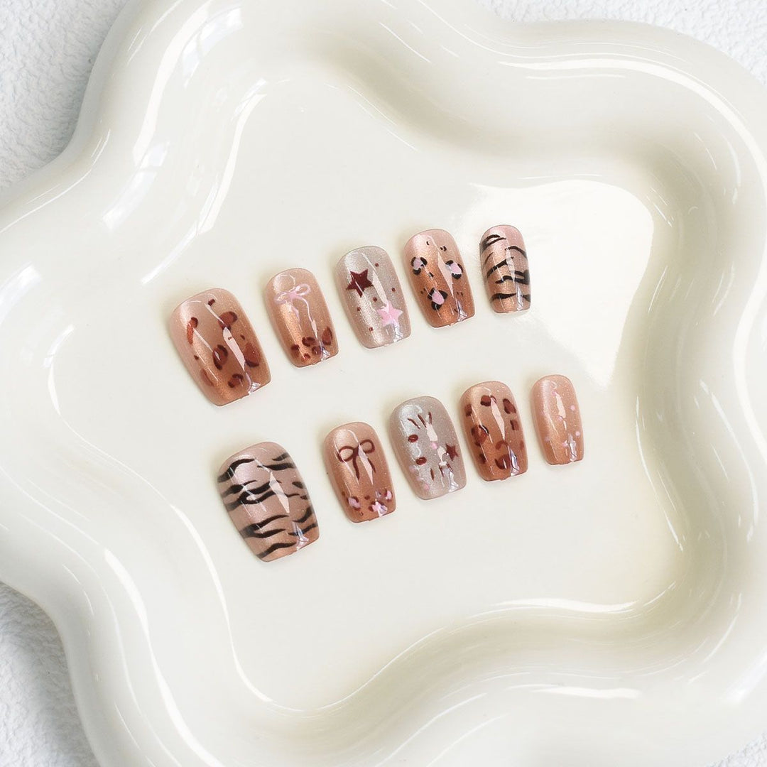Stylish animal motif artificial nails Bowlift