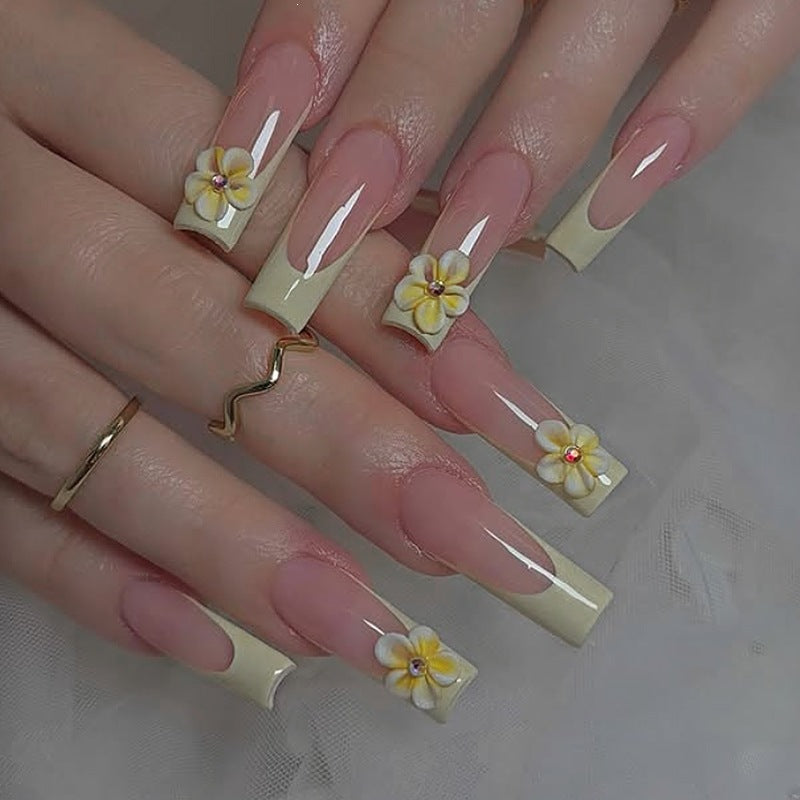 Nail art set with delicate flower decorations Bowlift