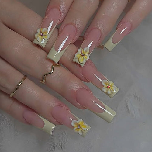 Nail art set with delicate flower decorations Bowlift