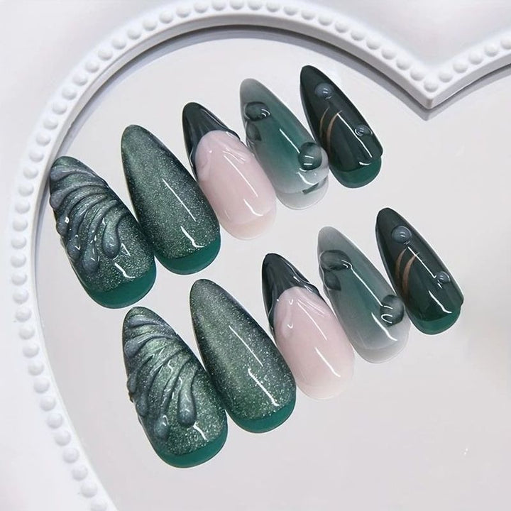 Artificial nails with luxurious metallic and glitter details Bowlift