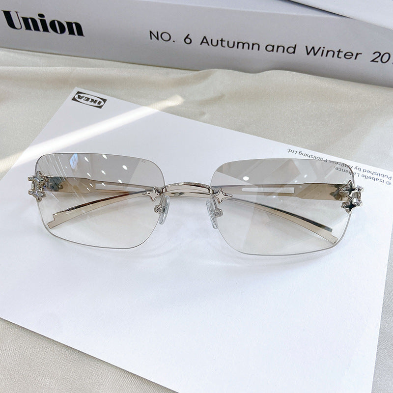 Fashionable oversized sunglasses with elegant design Bowlift