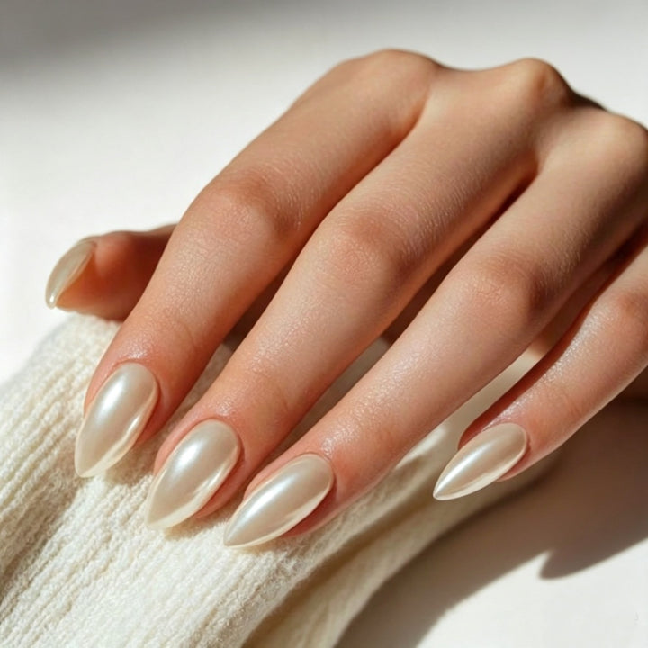 Artificial nails with high-gloss finish and elegant design Bowlift