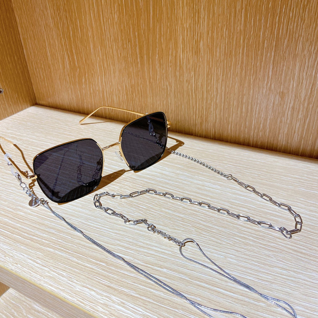 Fashionable sunglasses with luxurious chain strap Bowlift