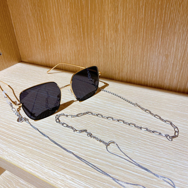 Fashionable sunglasses with luxurious chain strap Bowlift