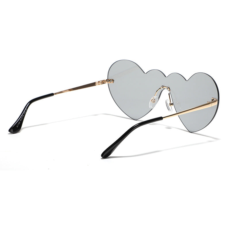 Ladies extravagant heart sunglasses with protective lenses Bowlift