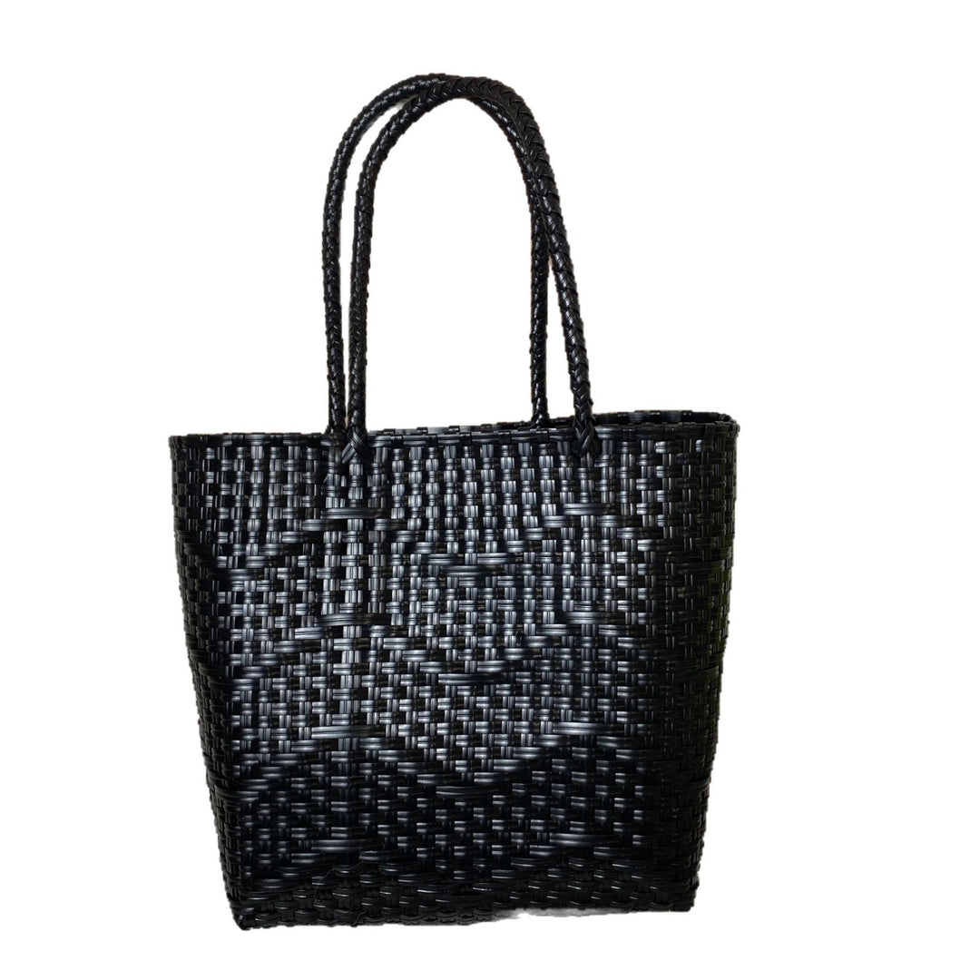 Hand-knotted tote bag with modern wave pattern Bowlift