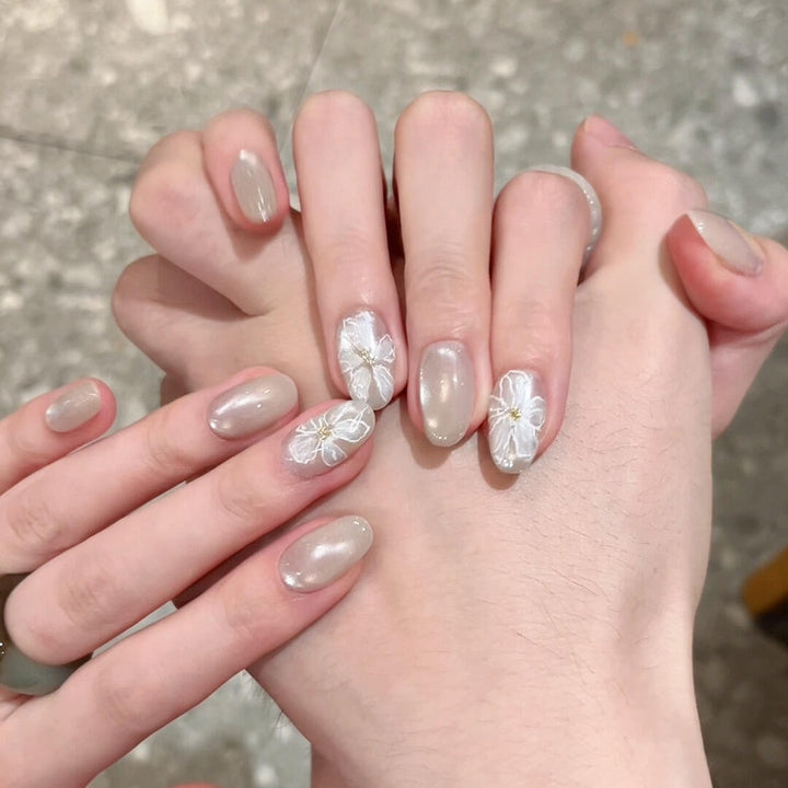 Artificial nails with delicate flower design Bowlift