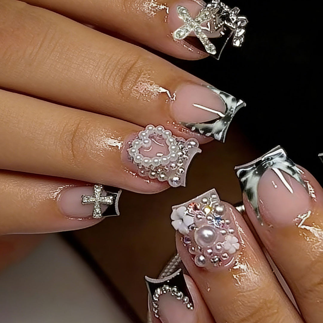 Elegant Artificial Nail Tips with Gold Accents Bowlift