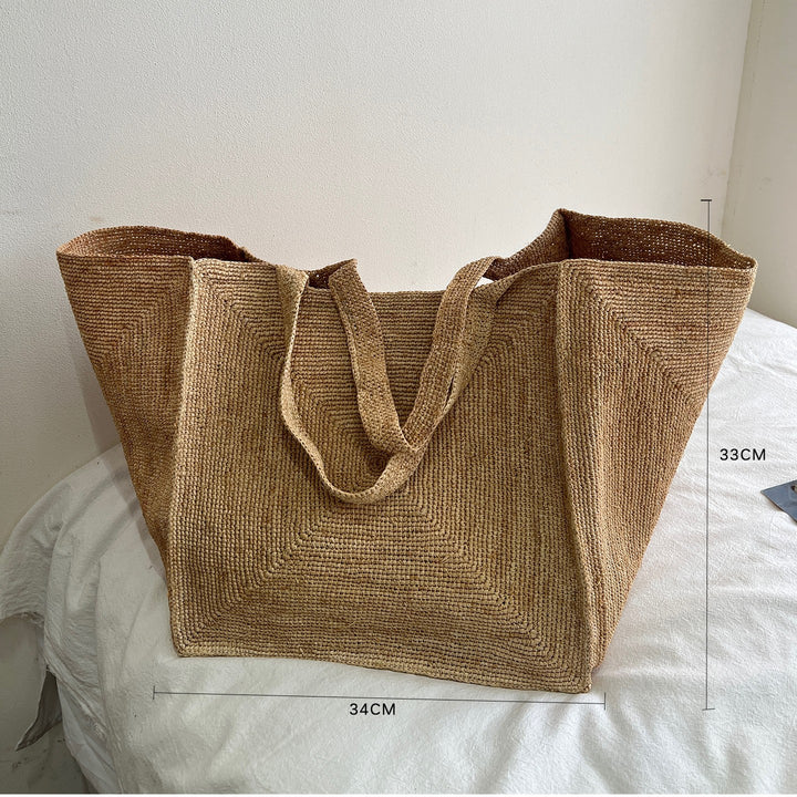 Handcrafted straw bag with stylish design Bowlift