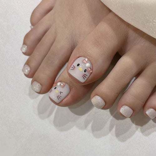 Artful toenail design with cute cat motif Bowlift
