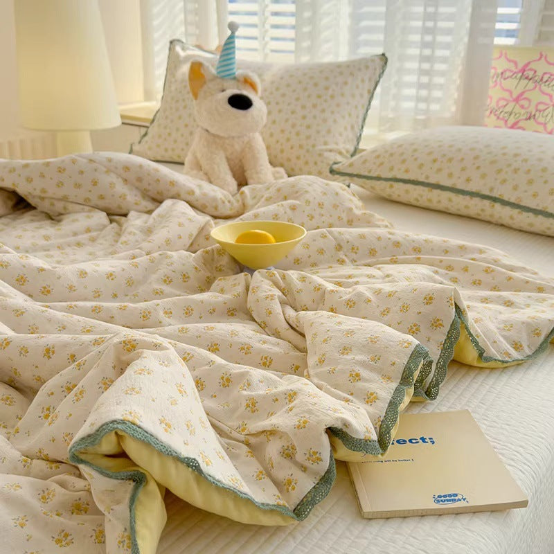 Ladies comfort duvet with delicate floral pattern and high-quality filling Bowlift