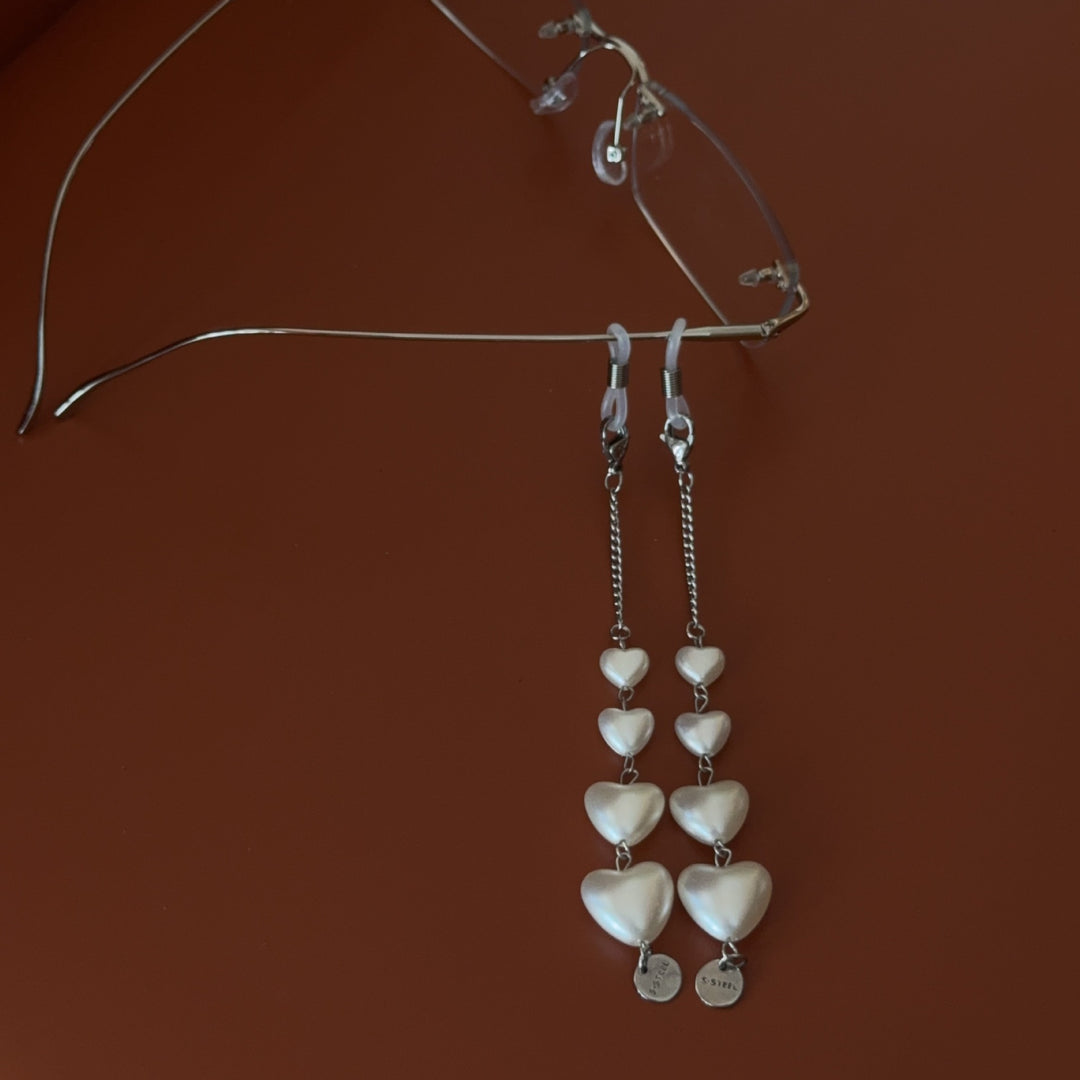 Heart-Shaped Pearl Accented Eyewear Chain Bowlift