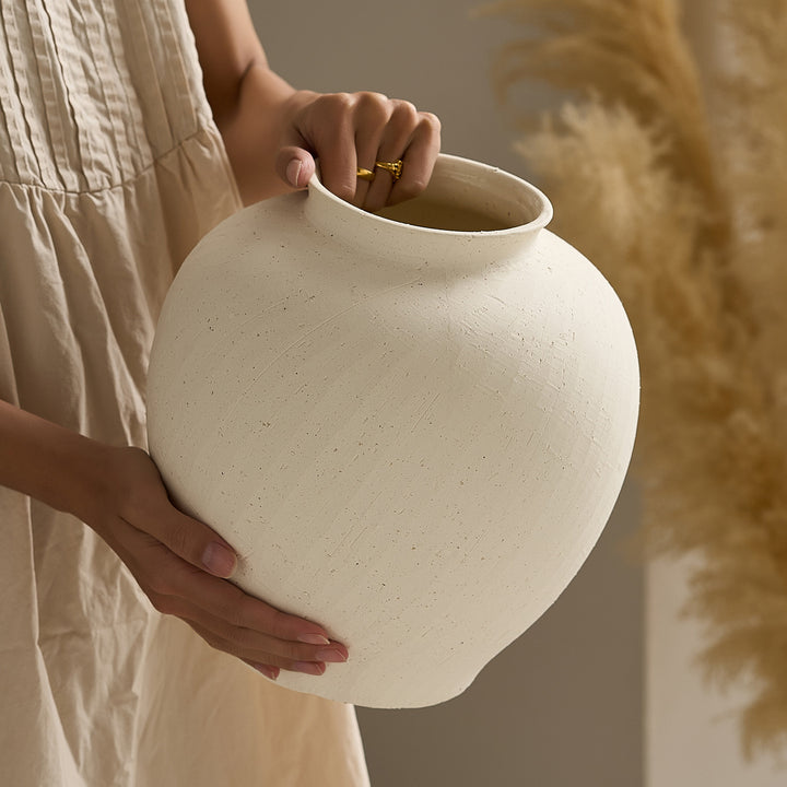 Elegant ceramic vase with organic shapes Bowlift
