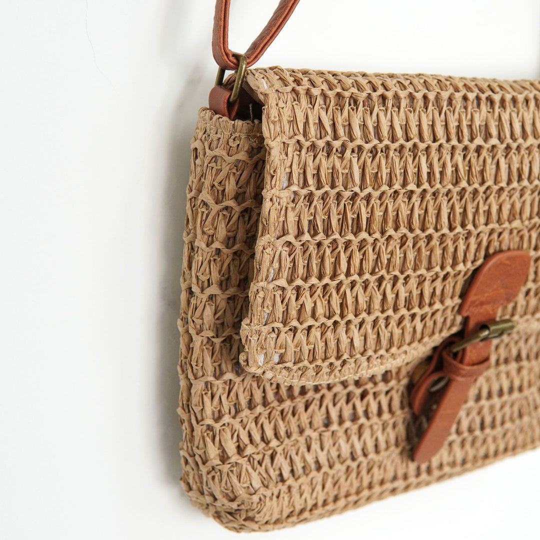 Shoulder bag made of sophisticated natural material with practical closure Bowlift