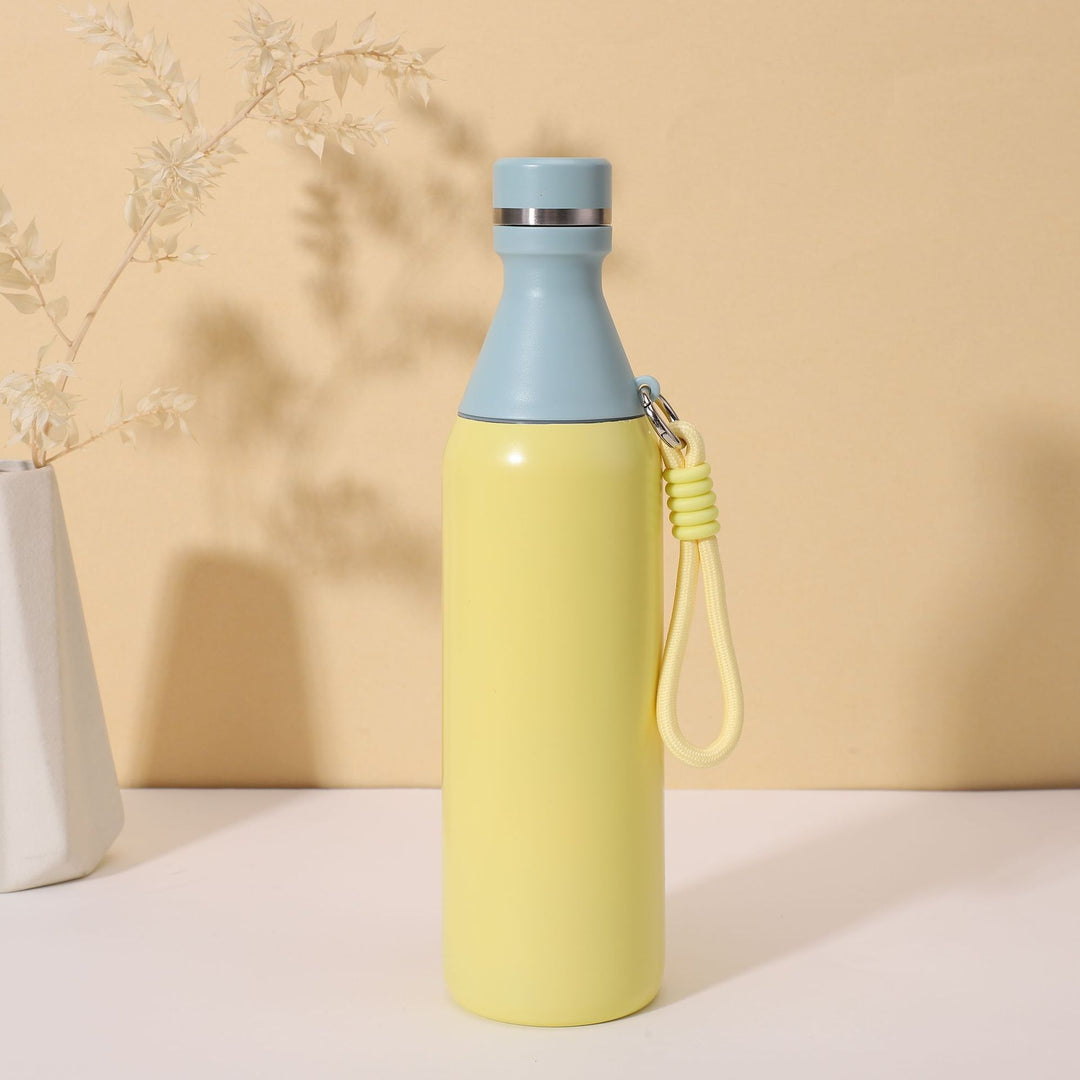 Women's insulated water bottle with practical carrying strap Bowlift