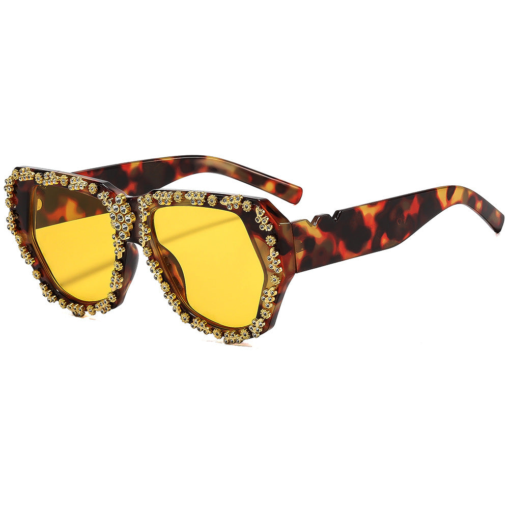Women's fashionable sunglasses with opulent crystal frame Bowlift