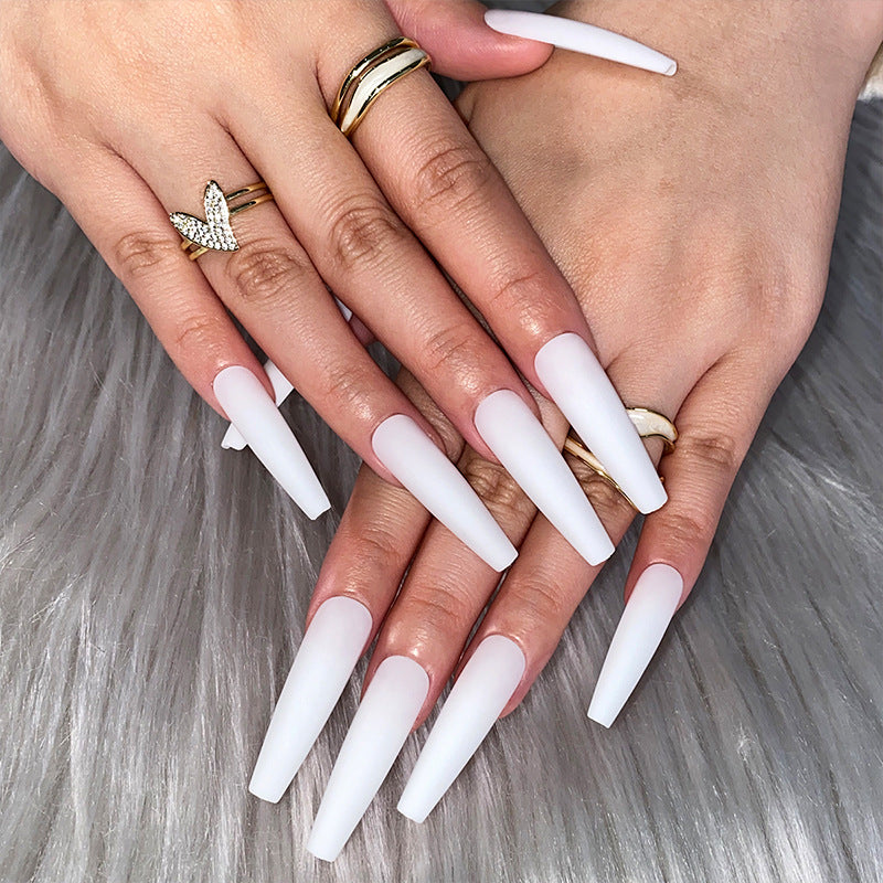 Artificial extensions in trendy stiletto style Bowlift