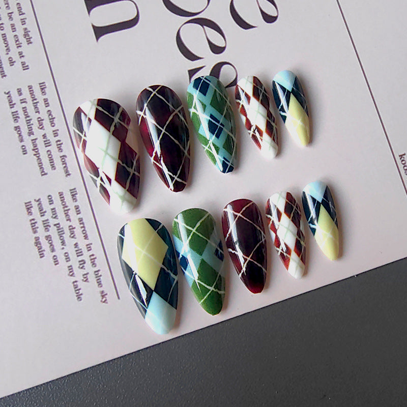 Artificial nails in elegant check pattern Bowlift