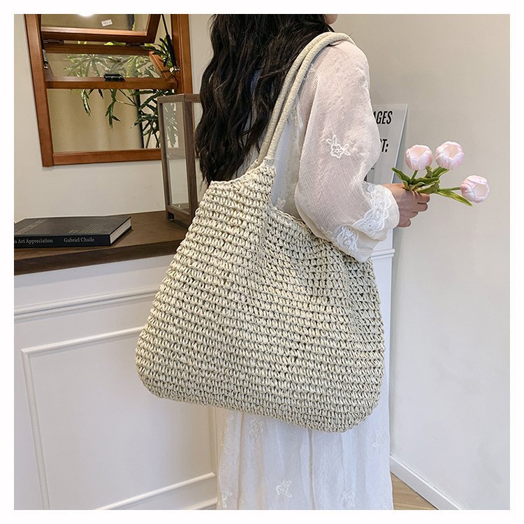 Bag Made of Natural Weave Bowlift