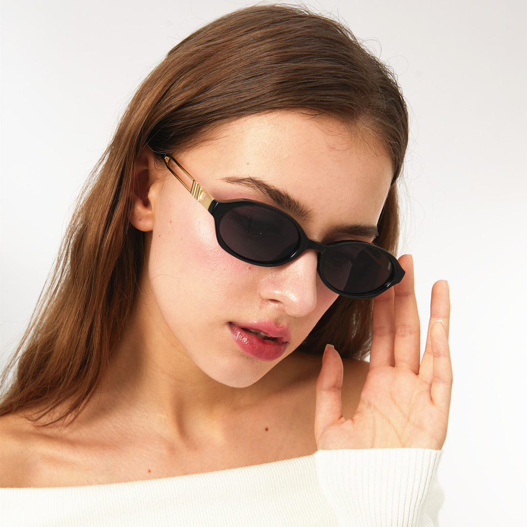 Women Elegant Sunglasses in luxurious tortoiseshell design with golden metal accents Bowlift