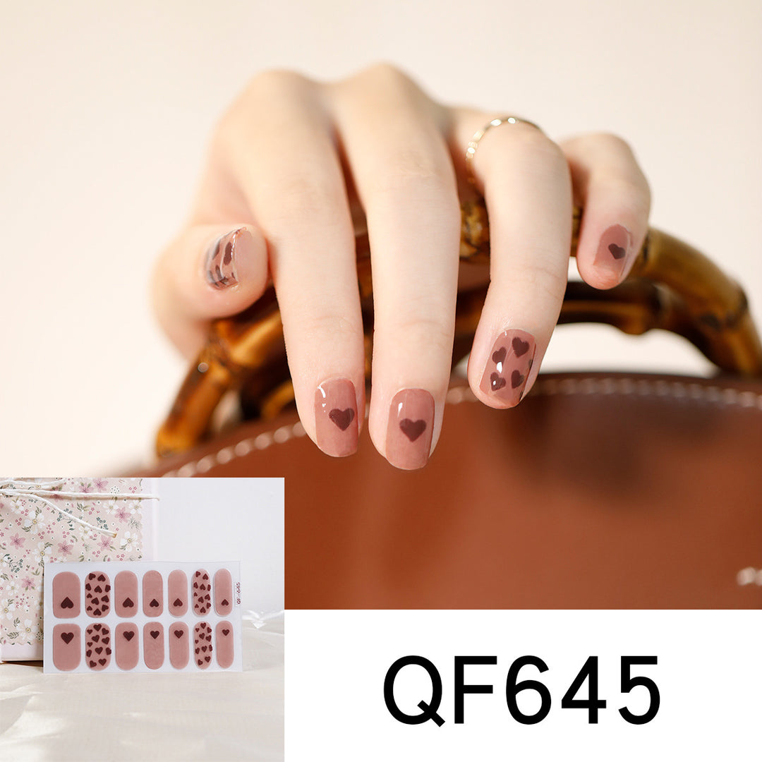 Artificial nail design with heart motif Bowlift