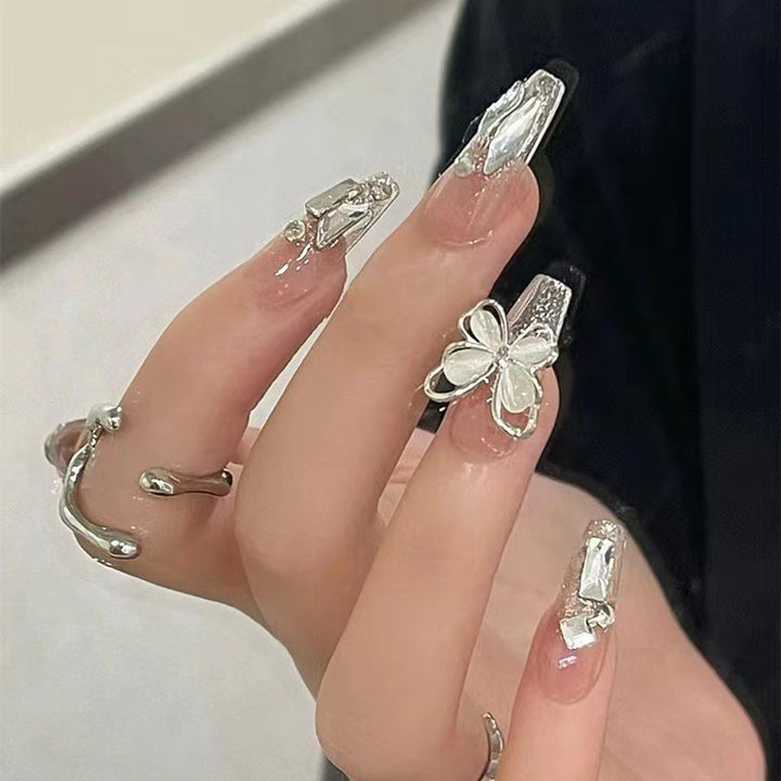 Artificial nails with glamorous accents Bowlift