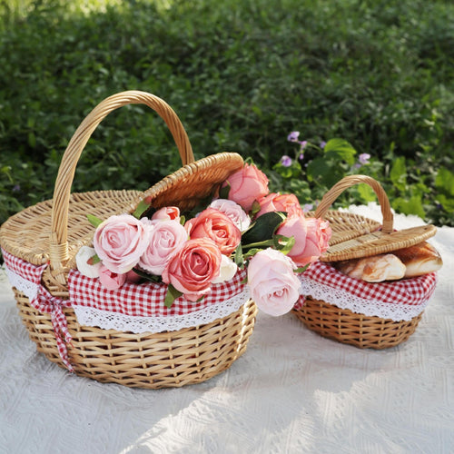 Women's basket with romantic check pattern and decorative lace insert Bowlift