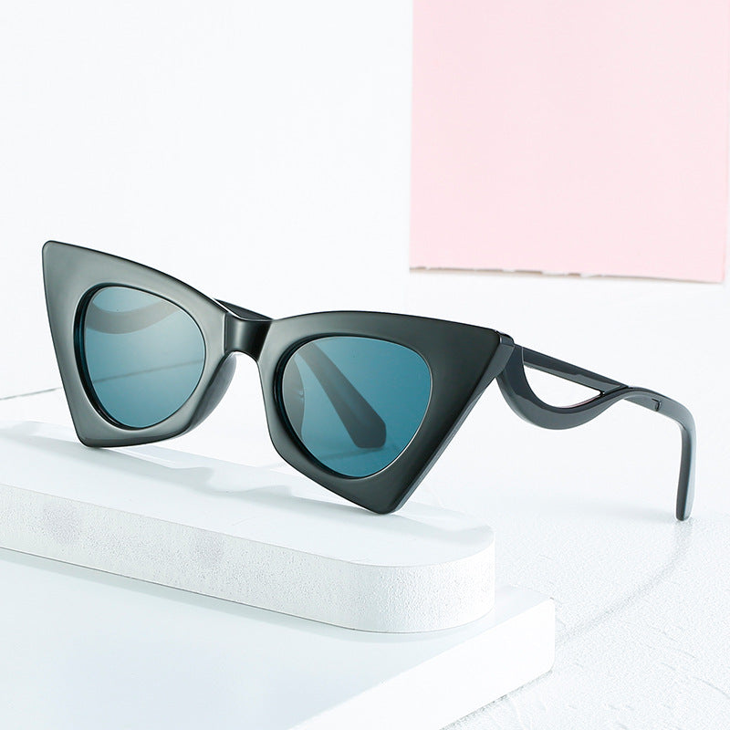 Women's Cat-Eye Sunglasses with Elegant Design Elements Bowlift