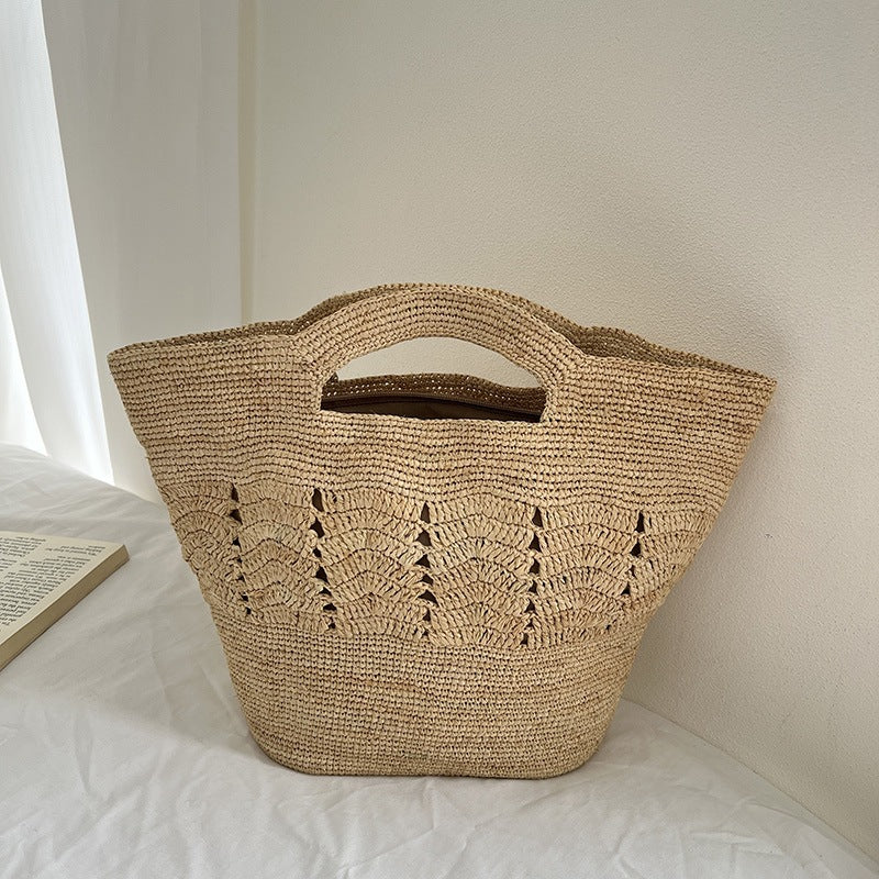 Handcrafted straw bag with geometric pattern Bowlift