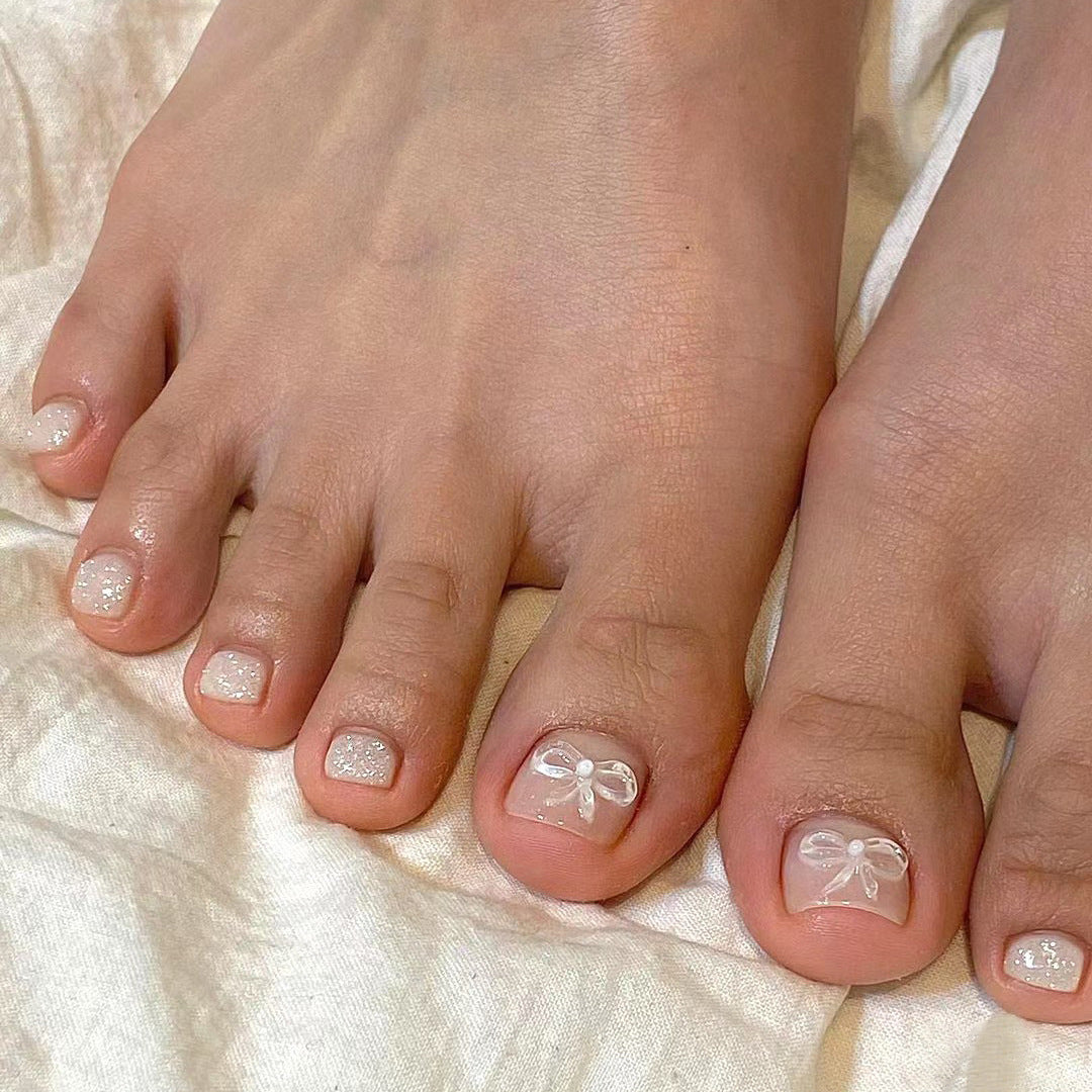 Artful toenail art with bow accents Bowlift