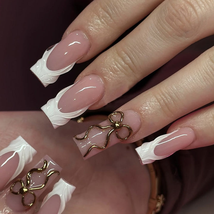 Artificial nail set with luxurious golden accents and elegant design Bowlift