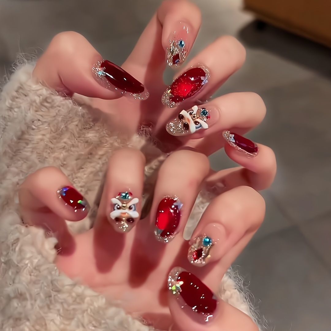 Artistic Rhinestone-Embellished Nail Extensions Bowlift