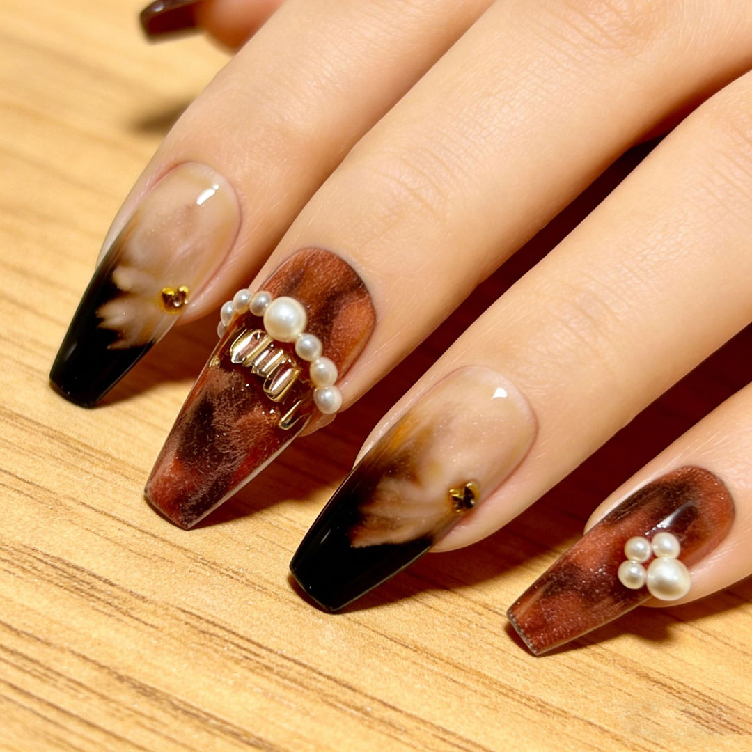 Artificial nails with elegant pearl and gold accents Bowlift