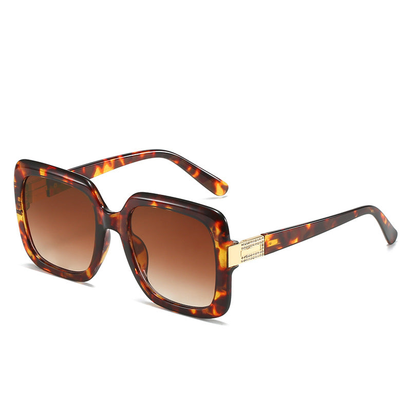 Women's elegant oversized sunglasses with luxurious metal accents Bowlift